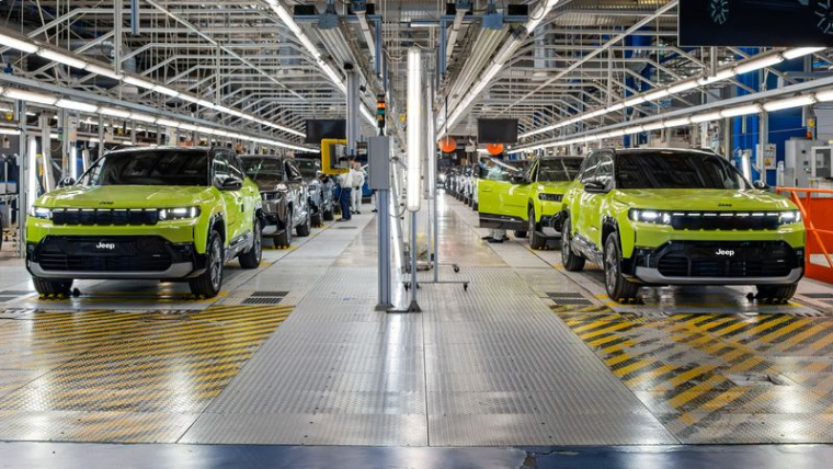 Les nouveaux SUV Jeep Compass à l'usine Stellantis de Melfi, dans la région de Basilicate, en Italie