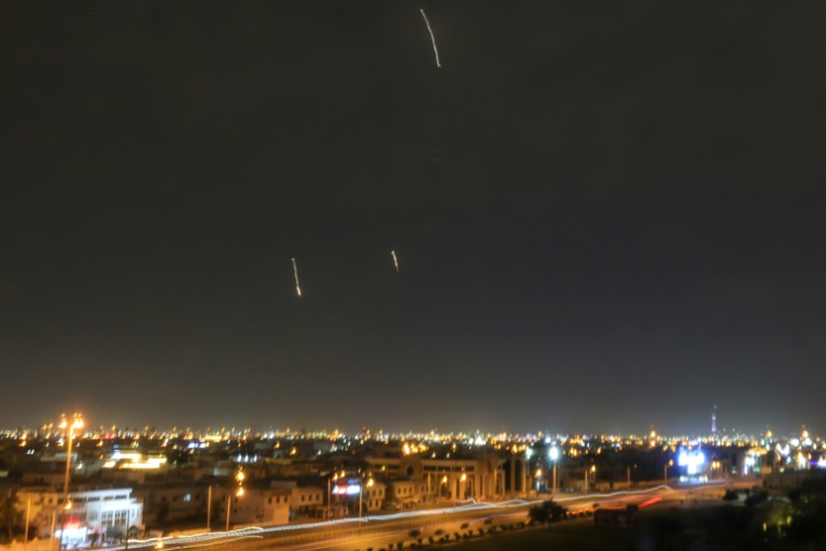Des trainées lumineuses dans le ciel de Doha, au Qatar, où les autorités ont annoncé avoir intercepté deux missiles iraniens, le 3 mars 2026 ( AFP / MAHMUD HAMS )