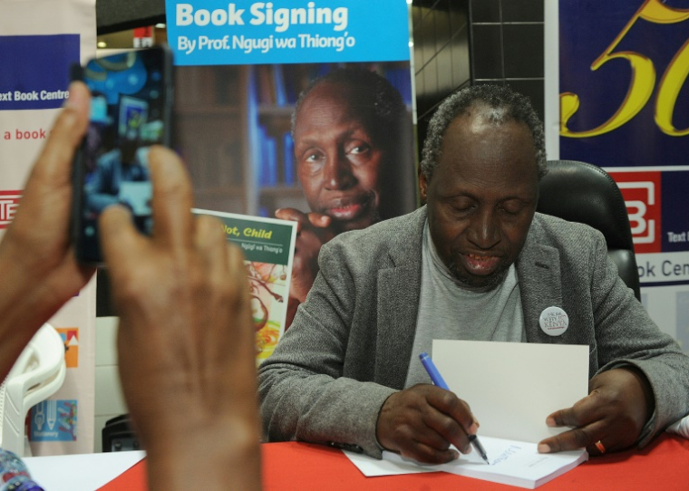 lors d'une séance de dédicaces pour célébrer le jubilé d'or de son premier livre "Weep Not Child", le 13 juin 2015 à Nairobi ( AFP / Tony KARUMBA )