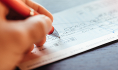 Qu'il s'agisse de payer son loyer, une consultation médicale ou des courses, l'utilisation du chèque se fait de plus en plus rare (Crédit photo: © OSORIOartist - stock.adobe.com).