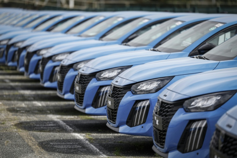 Des voitures Peugeot garées devant l'usine du constructeur automobile multinational Stellantis à Poissy, à l'ouest de Paris, le 15 avril 2026 ( AFP / Simon Wohlfahrt )