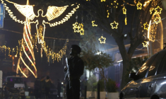 Un membre des forces de sécurité surveille des lieux de culte chrétiens à la veille de Noël, le 23 décembre 2025 à Damas, en Syrie ( AFP / Bakr ALKASEM )