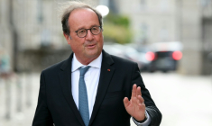 Le député PS et ancien président de la République François Hollande arrive à Blois, le 28 août 2026 ( AFP / Alain JOCARD )