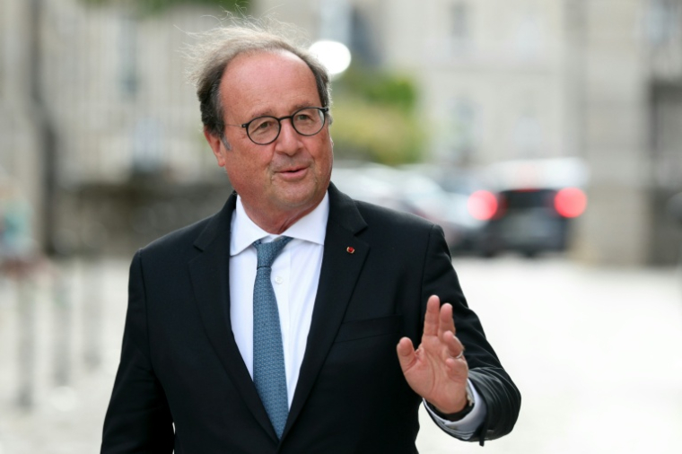 Le député PS et ancien président de la République François Hollande arrive à Blois, le 28 août 2026 ( AFP / Alain JOCARD )