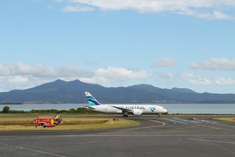 Un avion de la compagnie Air Austral arrive sur le tarmac de l'aéroport de Dzaoudzi-Pamandzi à Mayotte, le 3 juin 2016 ( AFP / ORNELLA LAMBERTI )
