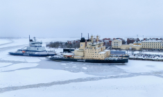 Le brise-glace finlandais "Urho" (au premier plan), à Helsinki, le 28 janvier 2026 ( AFP / Alessandro RAMPAZZO )