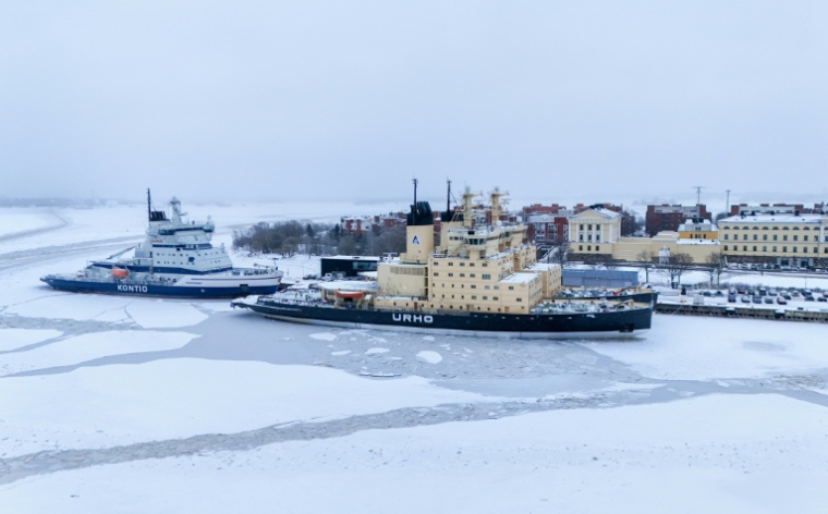 Le brise-glace finlandais "Urho" (au premier plan), à Helsinki, le 28 janvier 2026 ( AFP / Alessandro RAMPAZZO )