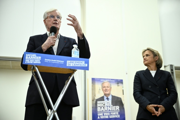 Michel Barnier (LR) au côté de sa suppléante Florence Bethout (Horizons), au lancement de sa campagne pour la législative partielle à Paris, le 4 septembre 2025 ( AFP / JULIEN DE ROSA )