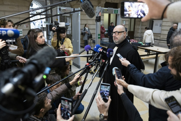 L'avocat de parties civiles Stephane Giuranna s'exprime devant la presse au tribunal de Besançon le 18 décembre 2025  ( AFP / ROMEO BOETZLE )