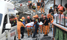 Sur le site de l'effondrement d'un immeuble en construction à Angeles, aux Philippines, le 24 mai 2026 ( AFP / Ted ALJIBE )