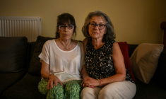 Joanna Robyn Bedell Zalewa (d) et sa soeur Sophie dans leur maison à Elefsina, près d'Athènes, le 5 juin 2025 en Grèce ( AFP / Angelos TZORTZINIS )