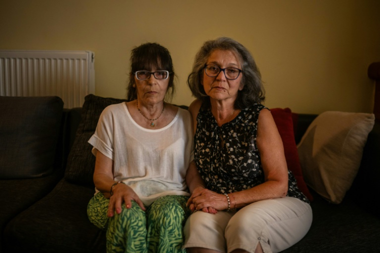 Joanna Robyn Bedell Zalewa (d) et sa soeur Sophie dans leur maison à Elefsina, près d'Athènes, le 5 juin 2025 en Grèce ( AFP / Angelos TZORTZINIS )