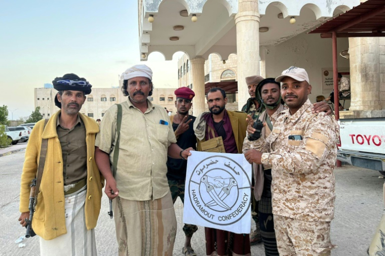 Photo montrant des forces soutenues par Ryad contrôler une position militaire en périphérie de la ville d'al-Mukalla, la capitale de l'Hadramout, au Yémen, le 3 janvier 2026 ( AFP / - )