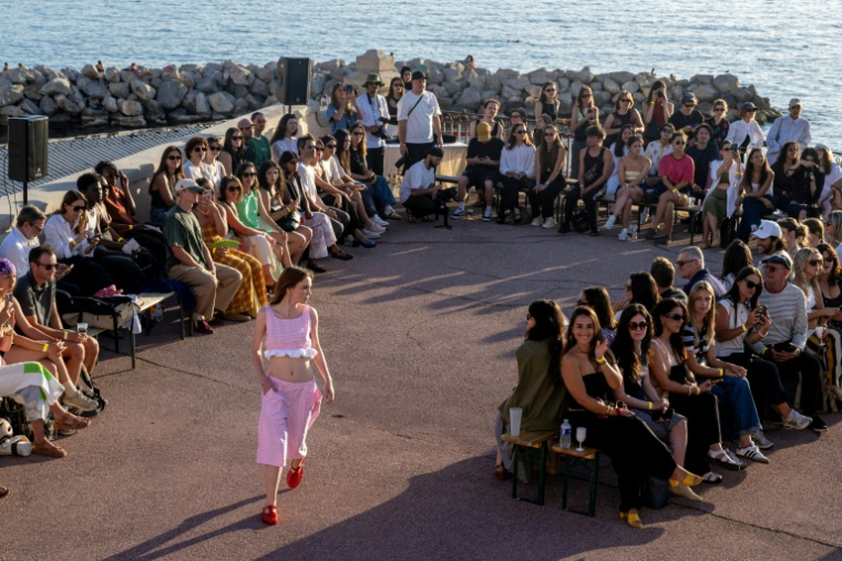 Un défilé de créateurs à la Slow Fashion Week de Marseille, le 8 juin 2026 ( AFP / MIGUEL MEDINA )