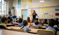 Plus de 850.000 enseignants reprennent le chemin des classes pour une journée de pré-rentrée vendredi avant l'arrivée de leurs élèves lundi, dans un contexte de nouvelle incertitude gouvernementale et de pressions budgétaires ( AFP / Martin BUREAU )