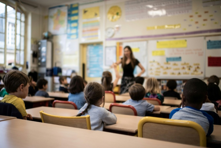 Plus de 850.000 enseignants reprennent le chemin des classes pour une journée de pré-rentrée vendredi avant l'arrivée de leurs élèves lundi, dans un contexte de nouvelle incertitude gouvernementale et de pressions budgétaires ( AFP / Martin BUREAU )
