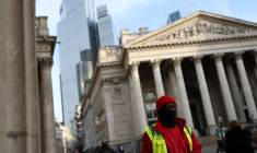 Un balayeur passe devant le bâtiment du Royal Exchange à Londres