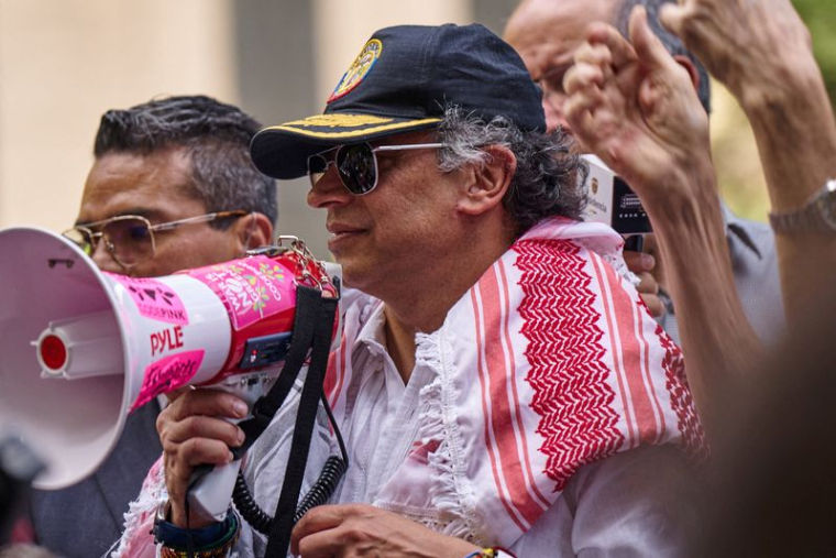 Le président colombien Gustavo Petro s'adresse à des manifestants pro-palestiniens lors de la 80e Assemblée générale des Nations unies, à New York