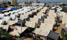 Des Palestiniens s'abritent dans un camp géré par les Nations Unies à Khan Younis