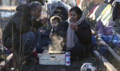 A CALAIS, LES RÉFUGIÉS CONTINUENT DE RÊVER D'ANGLETERRE MALGRÉ LA MENACE RWANDAISE