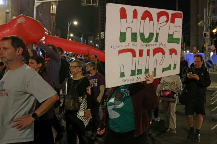Des militants de gauche israéliens manifestent contre le gouvernement israélien devant la résidence du Premier ministre à Jérusalem, le 23 mai 2026 ( AFP / AHMAD GHARABLI )