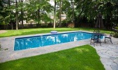 Construction d'une piscine, coûts et valorisation en immobilieriStock-arsenik