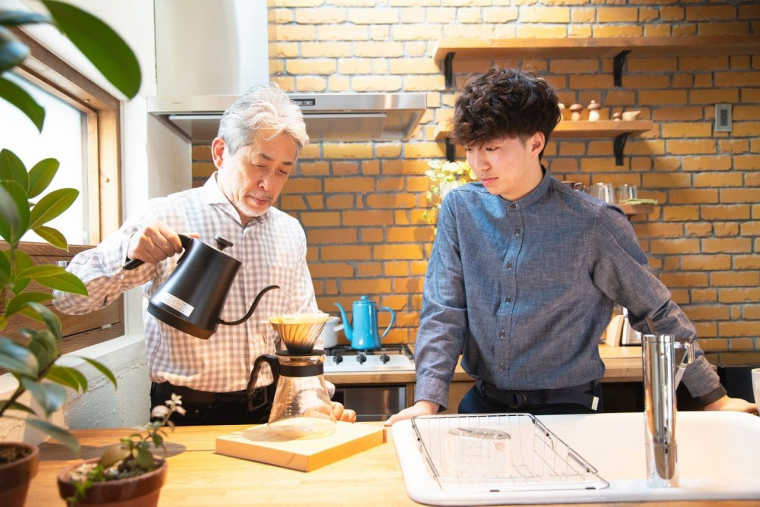 Louer une chambre à un étudiant présente de nombreux avantages pour un senior (Crédits photo : Adobe Stock - )