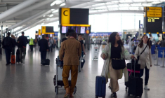 GRÈVES ET PÉNURIES DE PERSONNEL DANS LES AÉROPORTS EUROPÉENS MENACENT LA SAISON ESTIVALE