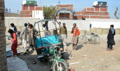 Des habitants rassemblés sur le lieu d'une explosion à Bannu, dans la province de Khyber Pakhtunkhwa, le 16 février 2026 au Pakistan ( AFP / Karim ULLAH )