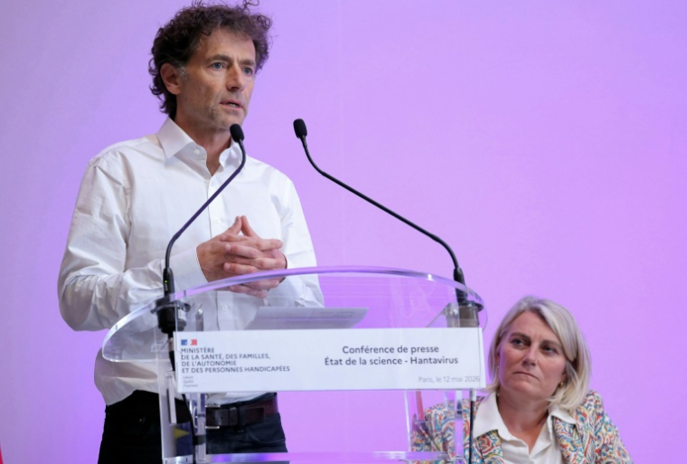 Le spécialiste des maladies infectieuses de l'hôpital Bichat-Claude Bernard, Xavier Lescure (g), aux côtés de la ministre de la Santé, Stéphanie Rist, fait le point sur la situation concernant l'hantavirus lors d'une conférence de presse à Paris, le 12 mai 2026 ( AFP / Thomas SAMSON )