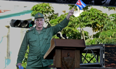 Le président cubain Miguel Diaz-Canel agite un drapeau national lors de célébrations, à La Havane, le 16 avril 2026 ( AFP / ADALBERTO ROQUE )