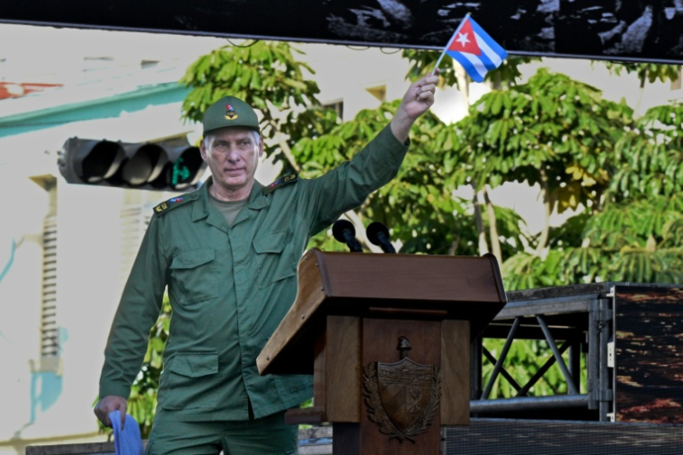 Le président cubain Miguel Diaz-Canel agite un drapeau national lors de célébrations, à La Havane, le 16 avril 2026 ( AFP / ADALBERTO ROQUE )