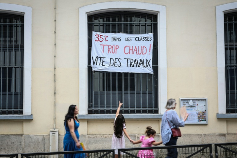 Devant une école parisienne, le 18 juin 2026 ( AFP / Simon WOHLFAHRT )