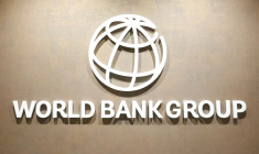 Le logo de la Banque mondiale sur le mur d'un bureau à Karachi