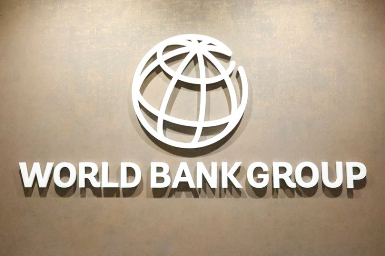 Le logo de la Banque mondiale sur le mur d'un bureau à Karachi