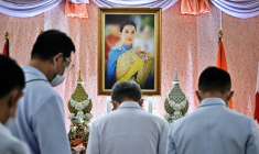 Des personnes s'inclinent devant une photo de la princesse Bajrakitiyabha Mahidol de Thaïlande, à l'hôpital Chulalongkorn de Bangkok, le 16 décembre 2022 ( AFP / Lillian SUWANRUMPHA )