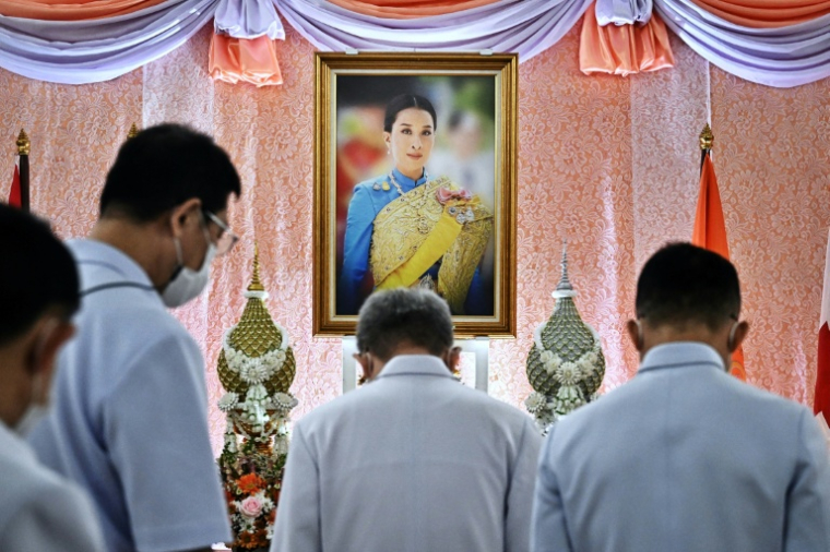 Des personnes s'inclinent devant une photo de la princesse Bajrakitiyabha Mahidol de Thaïlande, à l'hôpital Chulalongkorn de Bangkok, le 16 décembre 2022 ( AFP / Lillian SUWANRUMPHA )