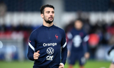 « Léo peut et doit être fier de son parcours », a réagi Didier Deschamps après l'annonce de la retraite de Léo Dubois
