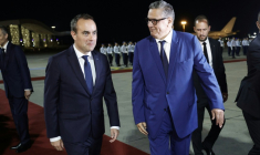 Le Premier ministre français Sébastien Lecornu (g) accueilli par le Premier ministre marocain Aziz Akhannouch à son arrivée à l'aéroport de Rabat-Salé, le 15 juillet 2026 à Rabat, au Maroc ( AFP / Abdel Majid BZIOUAT )