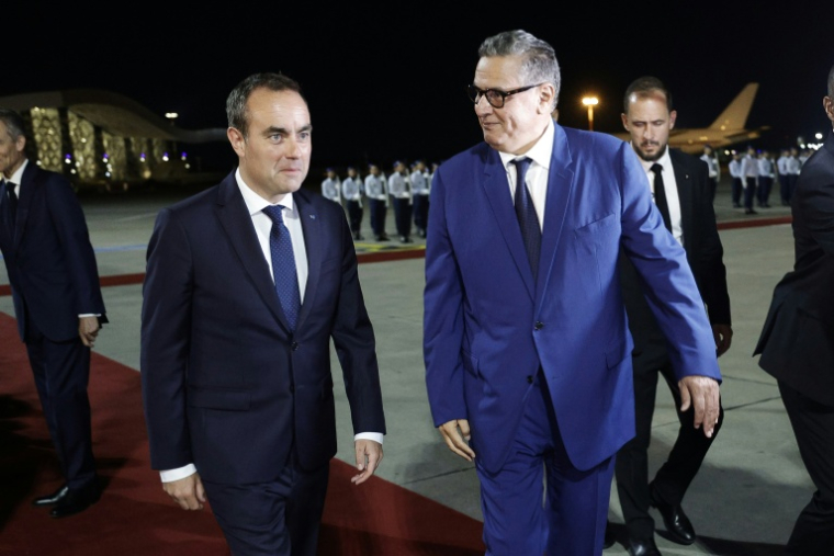 Le Premier ministre français Sébastien Lecornu (g) accueilli par le Premier ministre marocain Aziz Akhannouch à son arrivée à l'aéroport de Rabat-Salé, le 15 juillet 2026 à Rabat, au Maroc ( AFP / Abdel Majid BZIOUAT )