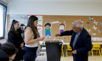 Un électeur vote lors des législatives à Espinho, le 18 mai 2025 au Portugal ( AFP / ANDRE DIAS NOBRE )