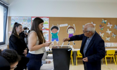 Un électeur vote lors des législatives à Espinho, le 18 mai 2025 au Portugal ( AFP / ANDRE DIAS NOBRE )