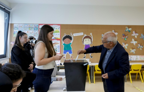 Un électeur vote lors des législatives à Espinho, le 18 mai 2025 au Portugal ( AFP / ANDRE DIAS NOBRE )
