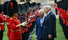 Le roi Charles III d'Angleterre et le président américain Donald Trump passent en revue une garde d'honneur lors d'une cérémonie d'accueil au château de Windsor, le 17 septembre 2025 ( AFP / ANDREW CABALLERO-REYNOLDS )
