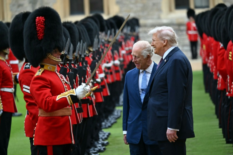Le roi Charles III d'Angleterre et le président américain Donald Trump passent en revue une garde d'honneur lors d'une cérémonie d'accueil au château de Windsor, le 17 septembre 2025 ( AFP / ANDREW CABALLERO-REYNOLDS )