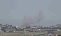De la fumée s'élève après des frappes israéliennes sur le sud du Liban