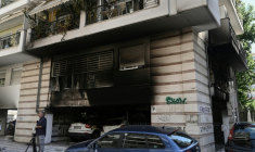 Des dégâts provoqués par l'explosion d'une bombe artisanale à l'entrée d'un immeuble à Thessalonique, le 1er juillet 2026 en Grèce ( AFP / Sakis Mitrolidis )