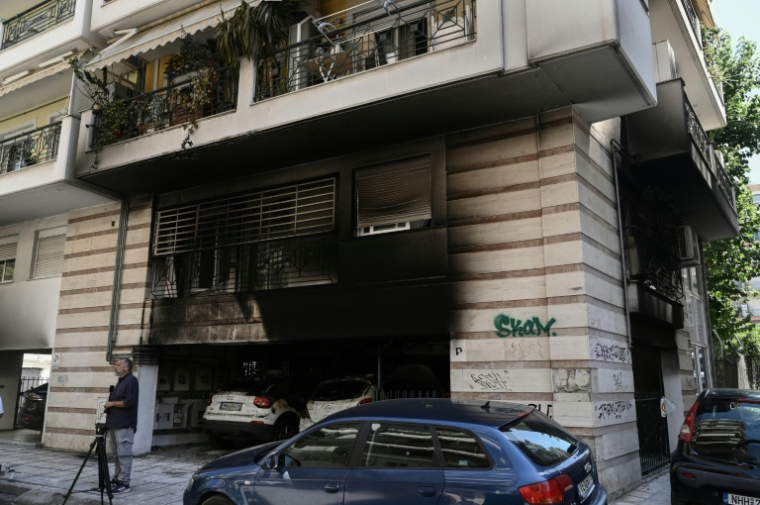 Des dégâts provoqués par l'explosion d'une bombe artisanale à l'entrée d'un immeuble à Thessalonique, le 1er juillet 2026 en Grèce ( AFP / Sakis Mitrolidis )