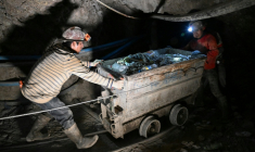 Des mineurs poussent un wagon chargé de minerais dans la mine du Cerro Rico, à Potosi, en Bolivie, le 19 février 2026 ( AFP / Aizar RALDES )