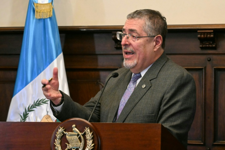 Le président du Guatemala, Bernardo Arevalo, lors de sa conférence de presse hebdomadaire, au Palais de la culture, dans la ville de Guatemala, le 6 avril 2026 ( AFP / JOHAN ORDONEZ )